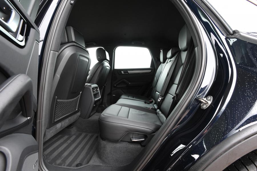 Интерьер Porsche Cayenne E-Hybrid (PO536) 2018 года  (UK) (фото 6 из 13)